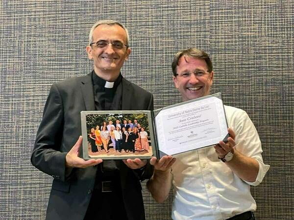 Ante Crnčević receives a certificate from Clemens Sedmak.